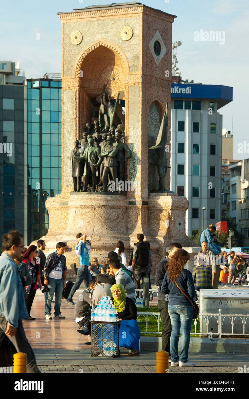 Taksim-Platz, Beyoglu, Istanbul, Ägypten Verkehrsknotenpunkt Im Europüischen Teil Istanbuls Mit Dem Denkmal der Republik. Stockfoto