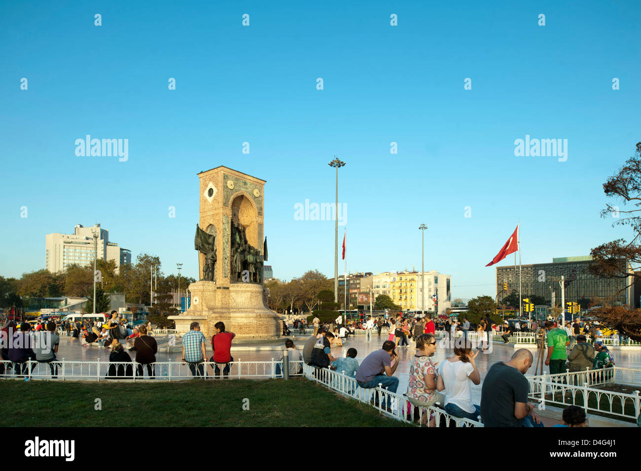 Taksim-Platz, Beyoglu, Istanbul, Ägypten Verkehrsknotenpunkt Im Europäischen Teil Istanbuls Mit Dem Denkmal der Republik. Stockfoto
