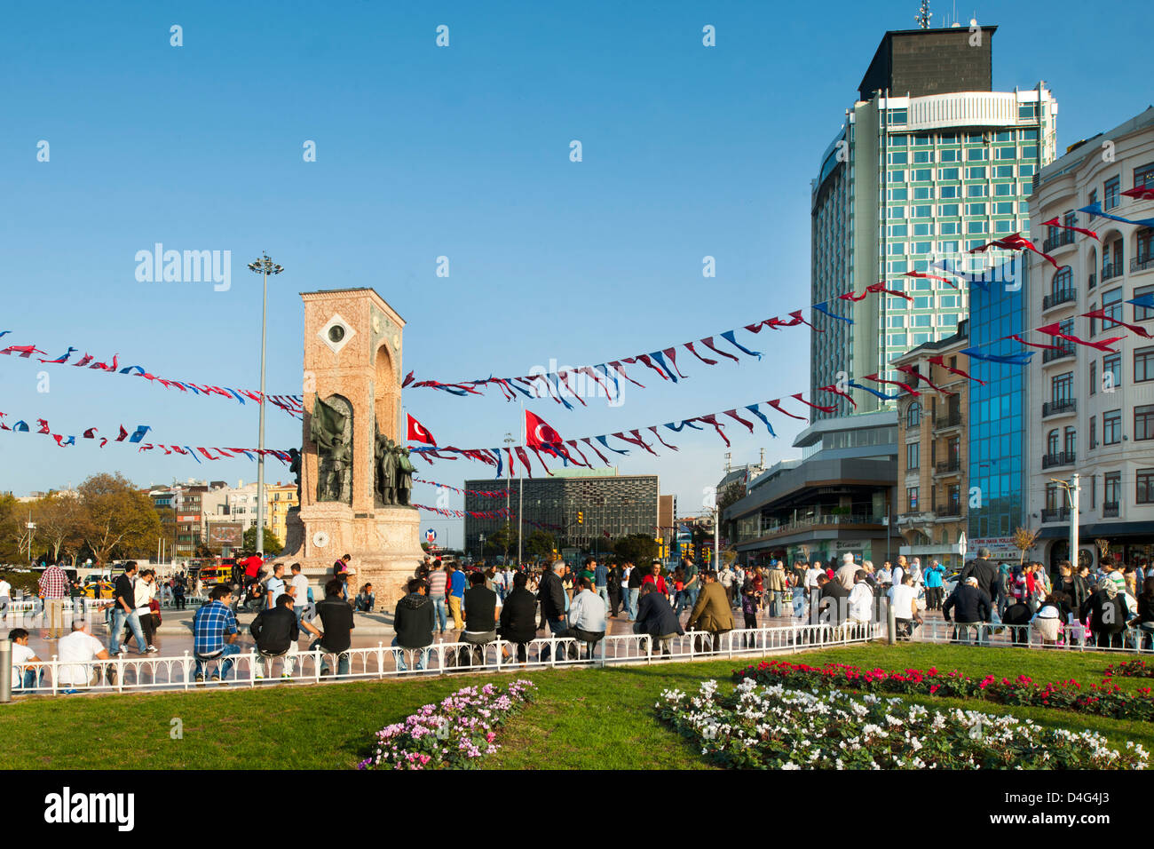 Taksim-Platz, Beyoglu, Istanbul, Ägypten Verkehrsknotenpunkt Im Europäischen Teil Istanbuls Mit Dem Denkmal der Republik. Stockfoto