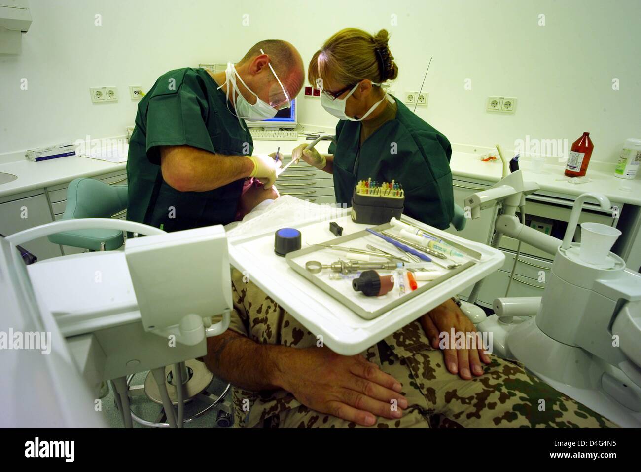 Zahnärzte der Bundeswehr (Bundeswehr) behandeln ein Soldat mit Zahnschmerzen in Mazar-i-Sharif, Afghanistan, 27. September 2008. Die Bundeswehr im Einsatz 3.600 Soldaten am Hindukusch. Das Mandat soll verstärkt werden, um weitere 1.000 Soldaten. Foto: Maurizio Gambarini Stockfoto