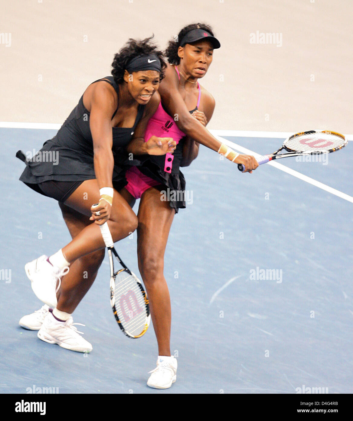 Venus (R) und Serena (L) Williams (USA) gesehen in Aktion während ihrer Doppel-match gegen Daniela Hantuchova (SVK) und Agnes Szavay (HUN) an den Porsche Tennis Grand Prix in der Porsche Arena in Stuttgart, Deutschland, 29. September 2008. Foto: BERND WEISSBROD Stockfoto