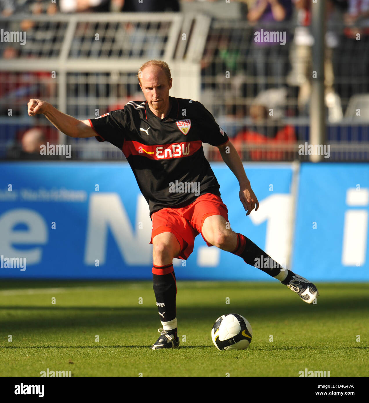 Die Stuttgarter Ludovic Magnin steuert den Ball während des Spiels der deutschen Fußball-Bundesliga Borussia Dortmund V VfB Stuttgart im Signal-Iduna-Park-Stadion von Dortmund, Deutschland, 27. September 2008. Dortmund besiegt Stuttgart 3: 0. Foto: Bernd Thissen Stockfoto