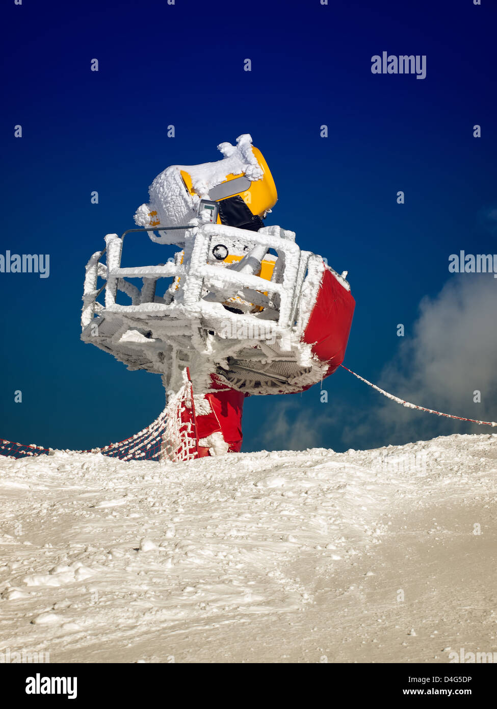 Moderne Schneekanone unter blauem Himmel an der Skipiste. Stockfoto