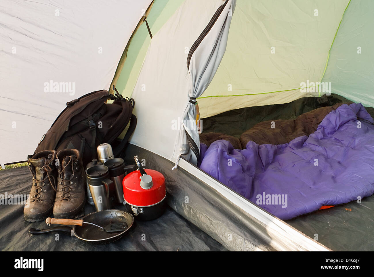 Innenansicht der ein Kuppelzelt für camping mit verschiedenen Geräten und Schlafsack im Innenfach eingerichtet Stockfoto