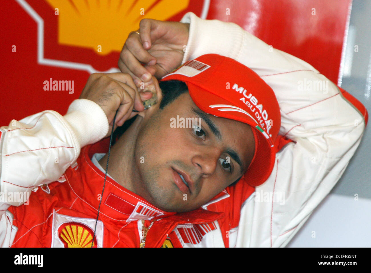Brasilianischer Formel-1-Pilot Felipe Massa Scuderia Ferrari Gesten während der dritten Übung beim Silverstone-Rennen verfolgen in der Nähe von Towcester Northamptonshire, Großbritannien, 5. Juli 2008. Die Formel 1 British Grand Prix statt findet am 6. Juli 2008. Foto: Carmen Jaspersen Stockfoto