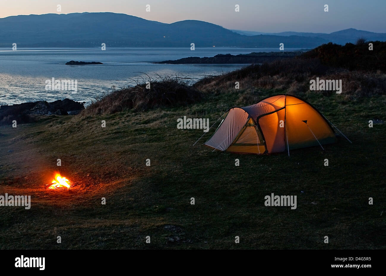 Schrillen Nylon Zelt für camping-Urlaub in der Nähe von Strand und Küste Stockfoto