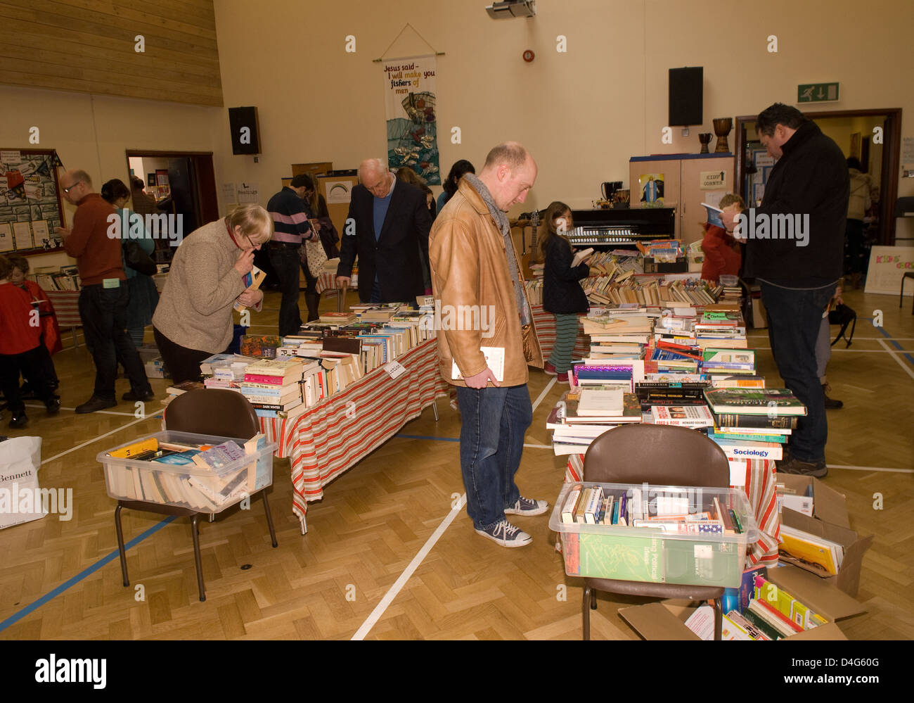 Leute durchlesen Bücher zu einem Charity buch Tag für ein Herz der Liebe Stockfoto
