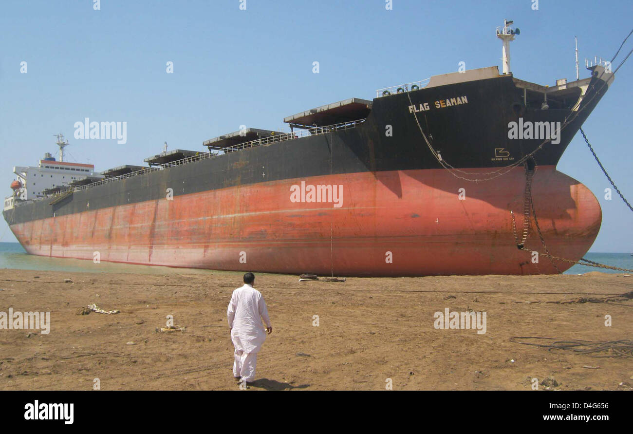 Große Schiff Flagge Seemann zum brechen bei Giddani Werft brechen im Hub am Mittwoch, 13. März 2013. Stockfoto