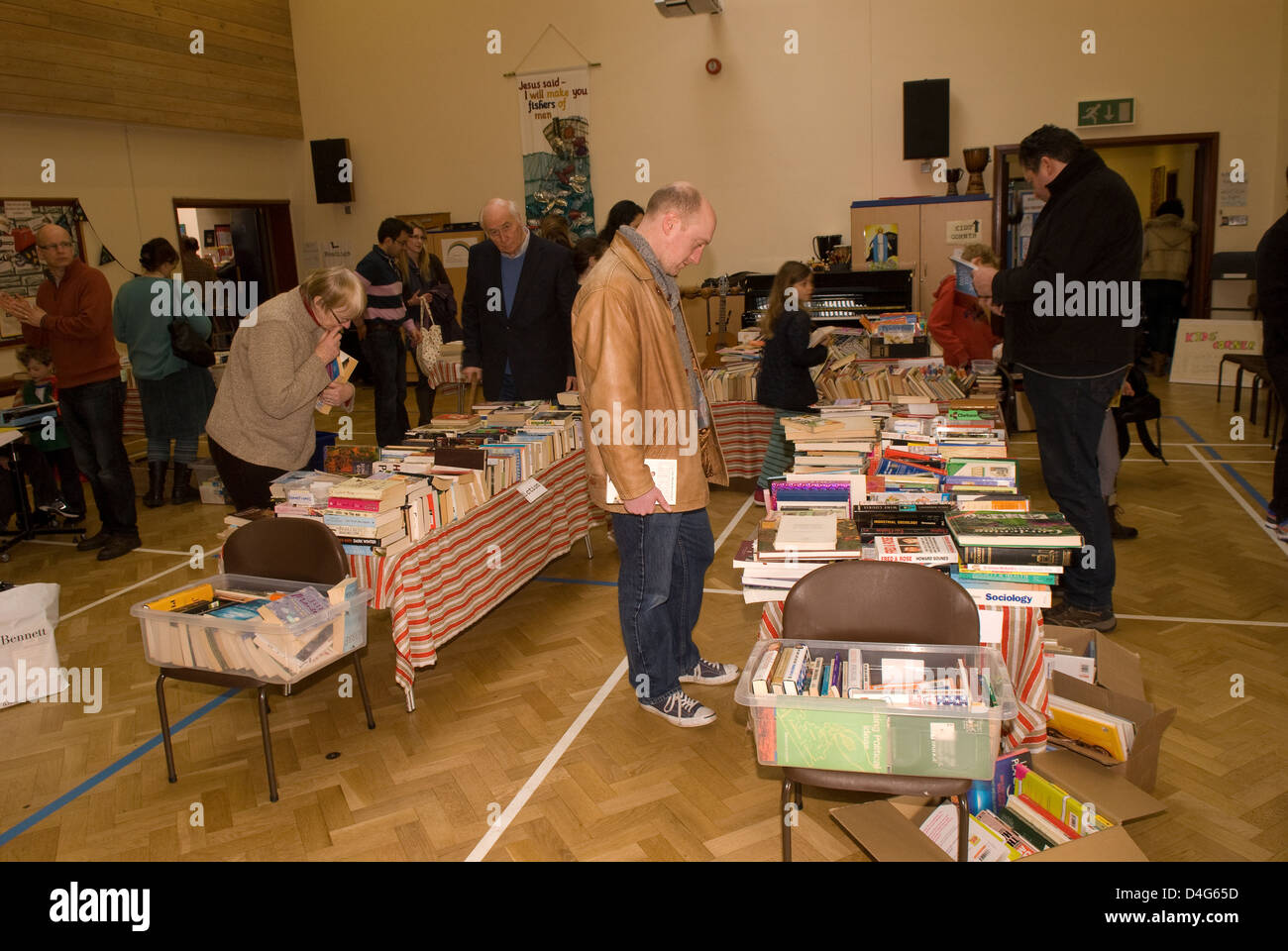 Menschen persuing Bücher zu einem Charity buch Tag für ein Herz der Liebe (Ben Williams Trust) Stockfoto