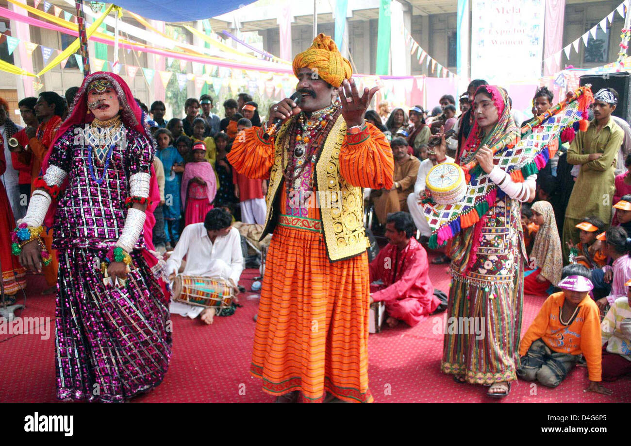 Künstler, die auf Volksweisen während Gypsy Festival statt im komplexen Kinder in Lahore am Mittwoch, 13. März 2013. Stockfoto