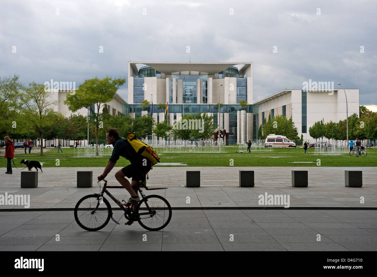 Berlin, Deutschland, fährt ein Fahrradkurier vorbei der Bundeskanzlei Stockfoto
