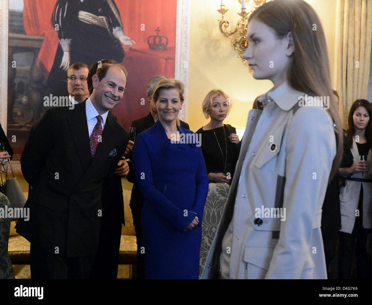 Britischer Prinz Edward, der jüngste Sohn der britischen Königin Elizabeth II (links) und seine Frau Sophie, Gräfin von Wessex, kamen auf Einladung der britischen Botschaft in Prag und der tschechischen Niederlassung der Fondation Herzog von Edinburghs International Award am 12. März für einen dreitägigen Besuch in der Tschechischen Republik. Der Graf und Gräfin von Wessex sah eine Modenschau der britischen Luxusmarken an der britischen Botschaft in Prag, Tschechische Republik, am Mittwoch, 13. März 2013. Bildnachweis: CTK Foto/Katerina Sulova/Alamy Live News Stockfoto