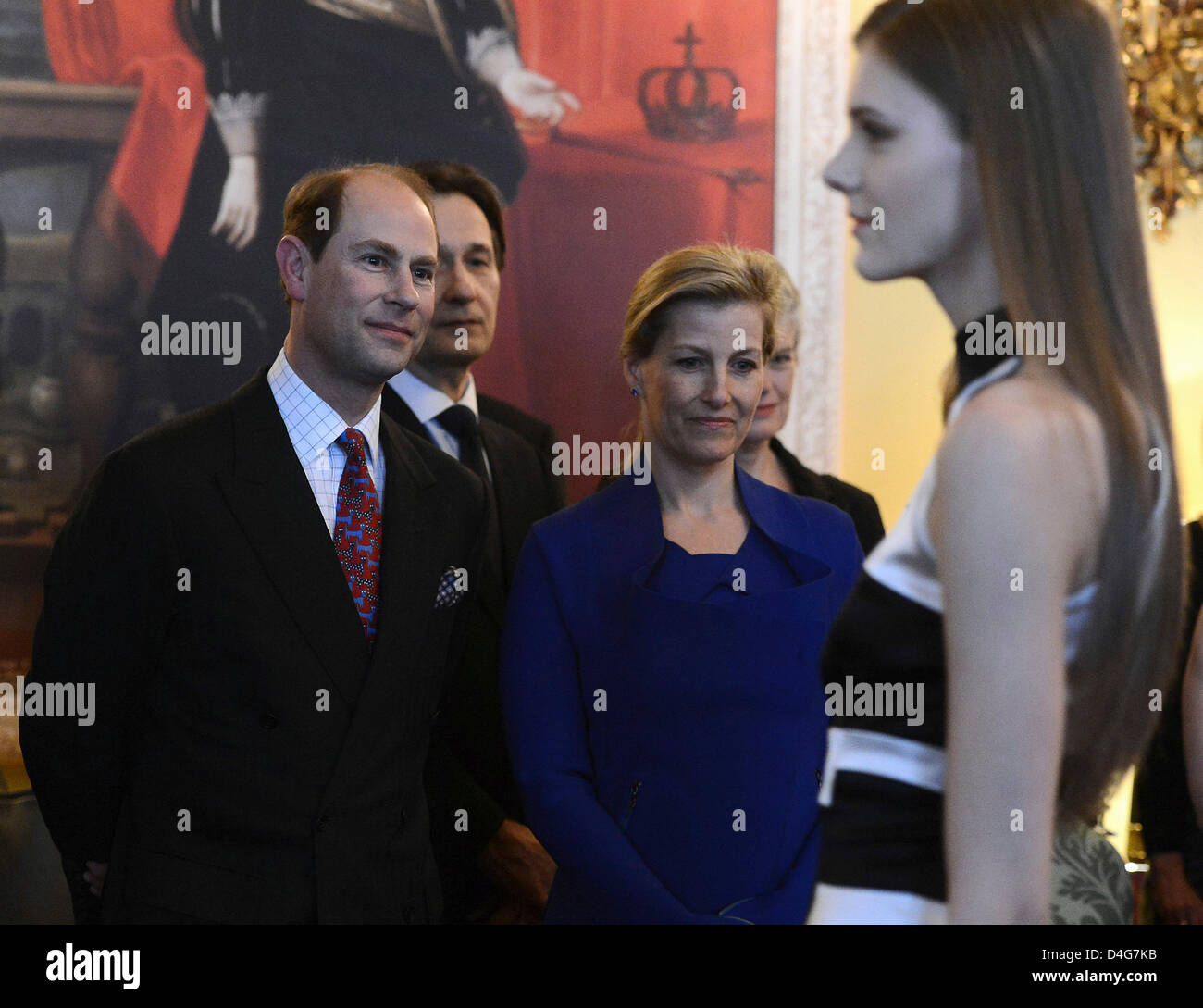 Britischer Prinz Edward, der jüngste Sohn der britischen Königin Elizabeth II (links) und seine Frau Sophie, Gräfin von Wessex, kamen auf Einladung der britischen Botschaft in Prag und der tschechischen Niederlassung der Fondation Herzog von Edinburghs International Award am 12. März für einen dreitägigen Besuch in der Tschechischen Republik. Der Graf und Gräfin von Wessex sah eine Modenschau der britischen Luxusmarken an der britischen Botschaft in Prag, Tschechische Republik, am Mittwoch, 13. März 2013. Bildnachweis: CTK Foto/Katerina Sulova/Alamy Live News Stockfoto