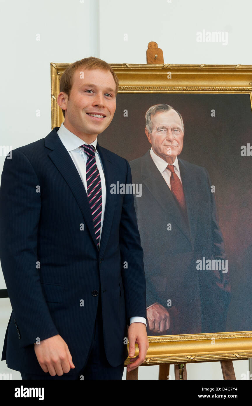 Berlin, Deutschland, Pierce Bush neben die Ehrenbürgerschaft Porträt von George Bush Stockfoto