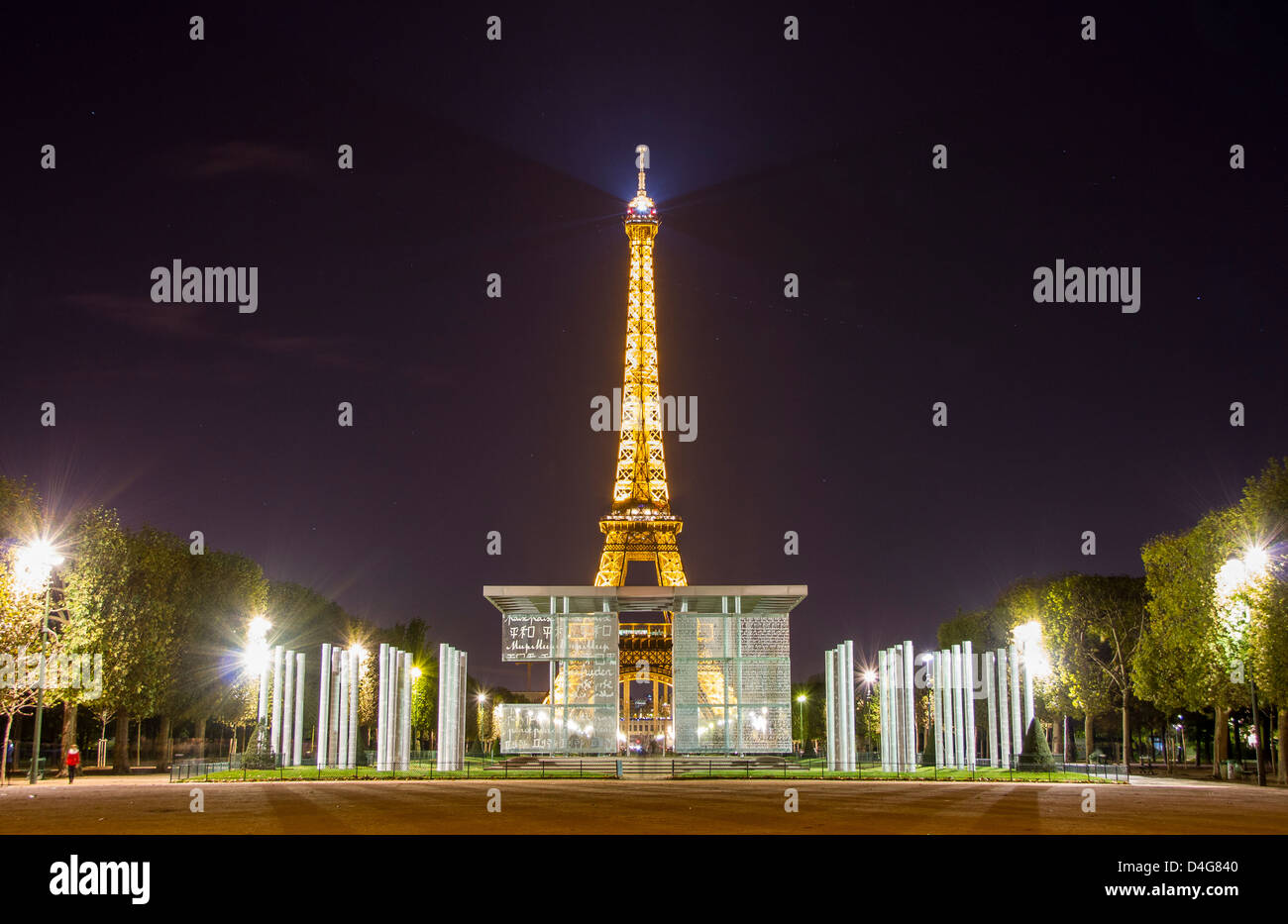 Blick auf Eiffelturm bei Nacht, einschließlich das Friedensmonument Stockfoto