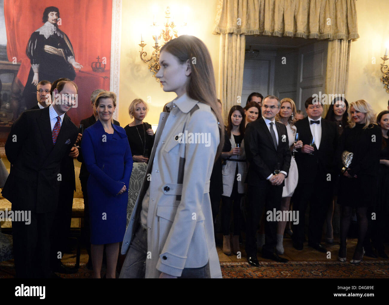 Britischer Prinz Edward, der jüngste Sohn der britischen Königin Elizabeth II (links) und seine Frau Sophie, Gräfin von Wessex, kamen auf Einladung der britischen Botschaft in Prag und der tschechischen Niederlassung der Fondation Herzog von Edinburghs International Award am 12. März für einen dreitägigen Besuch in der Tschechischen Republik. Der Graf und Gräfin von Wessex sah eine Modenschau der britischen Luxusmarken an der britischen Botschaft in Prag, Tschechische Republik, am Mittwoch, 13. März 2013. Bildnachweis: CTK Foto/Katerina Sulova/Alamy Live News Stockfoto