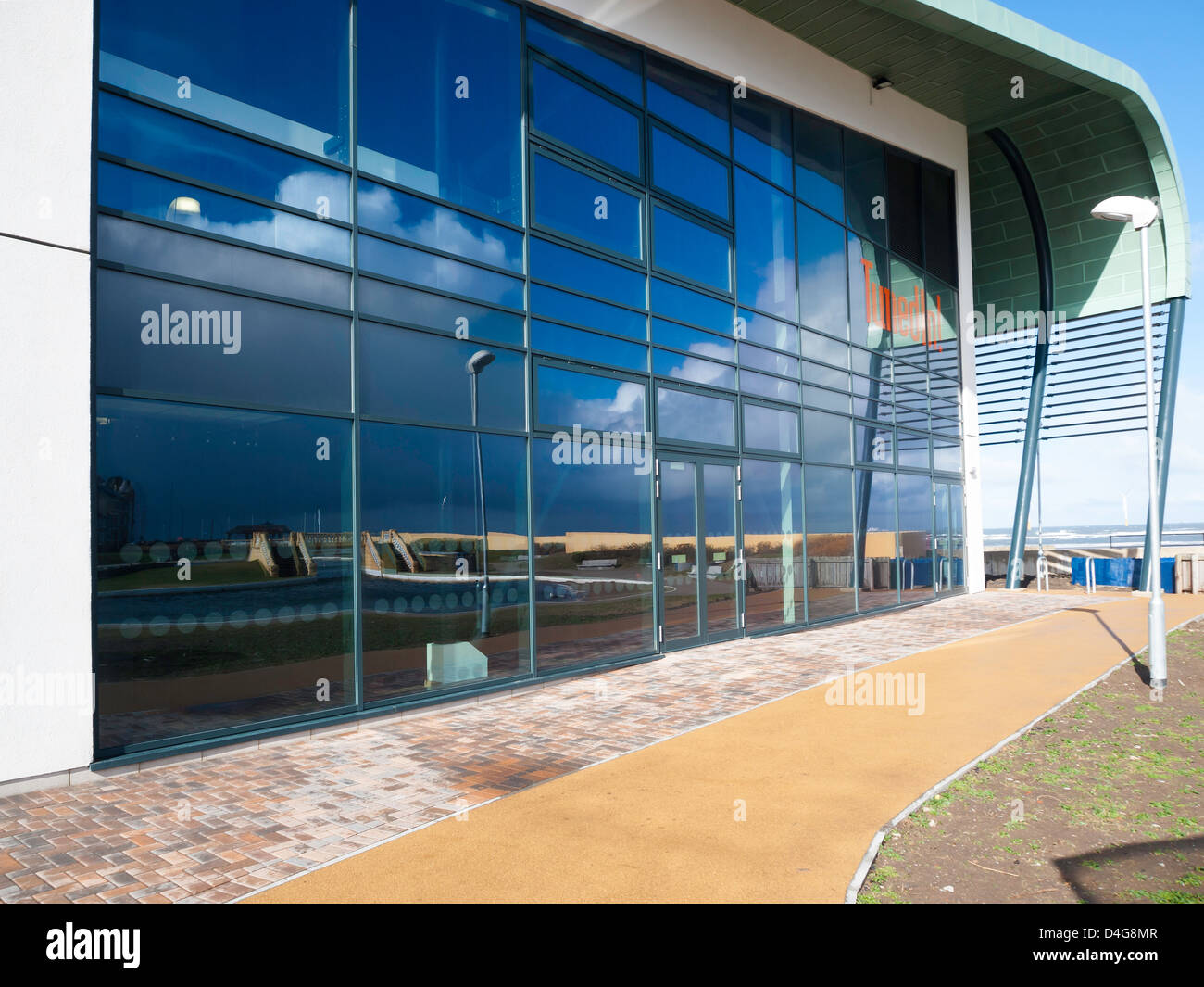 Glaswand zum neuen abgestimmt In! Kultur, Medien und Performing Arts Center in Redcar mit Reflexion des Bootfahren Pools Stockfoto