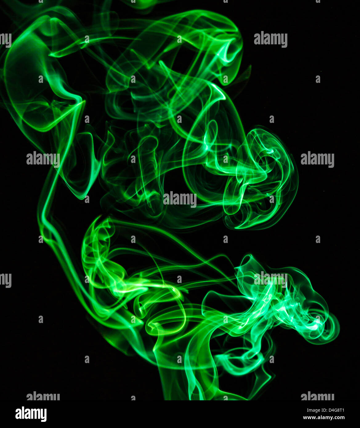 Rauch von grünes Licht bilden eine abstrakte Figur gemalt Stockfoto