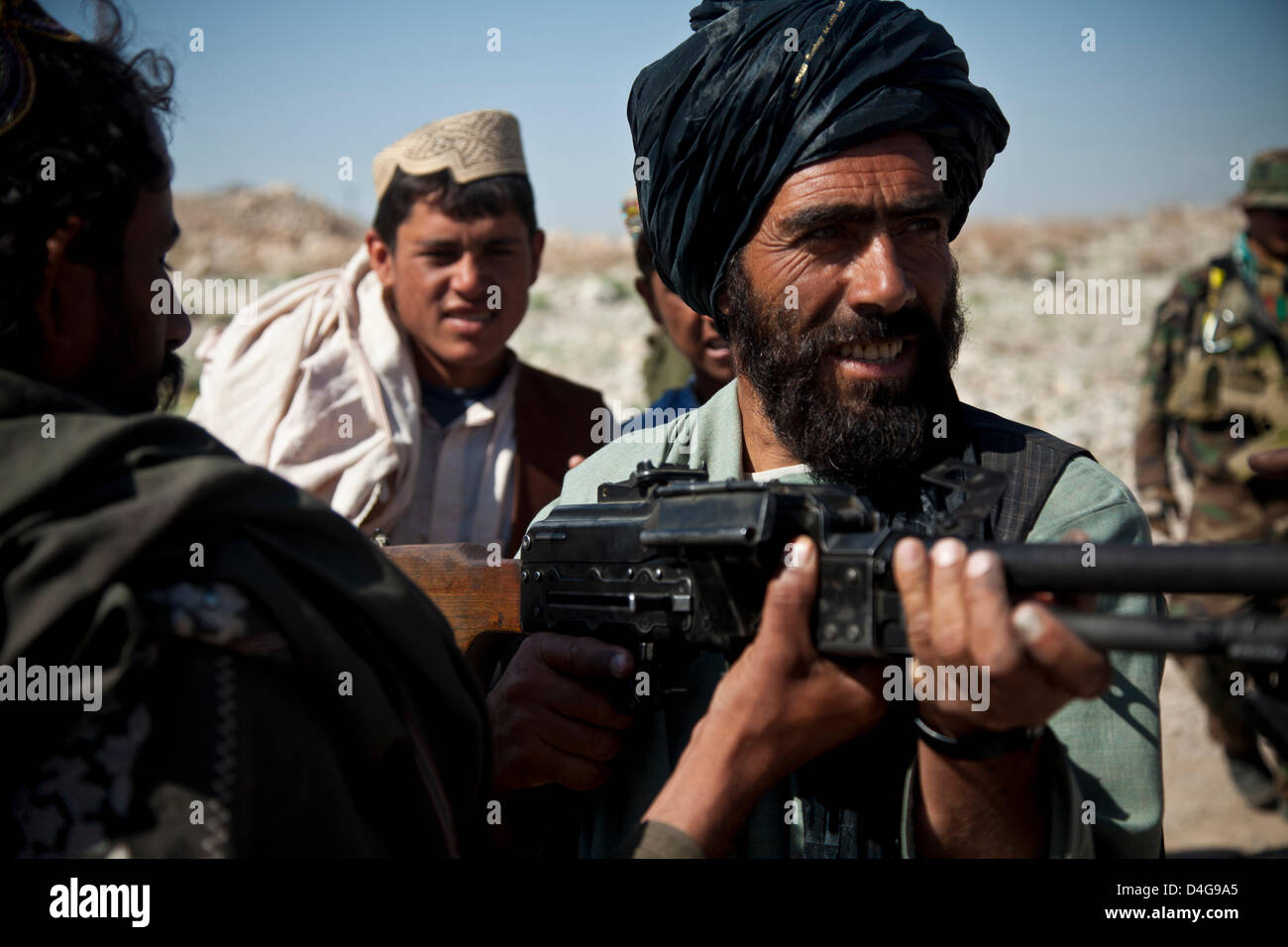 Afghanische Polizei Rekruten erhalten Waffentraining von afghanischen Nationalpolizei mit Sicherheit von Afghan National Army Special Forces 13. März 2013 in der Provinz Helmand, Afghanistan. Afghanische Polizei sind ein wichtiger Bestandteil der Aufstandsbekämpfung Aufwand in entlegenen Gebieten des Landes. Stockfoto