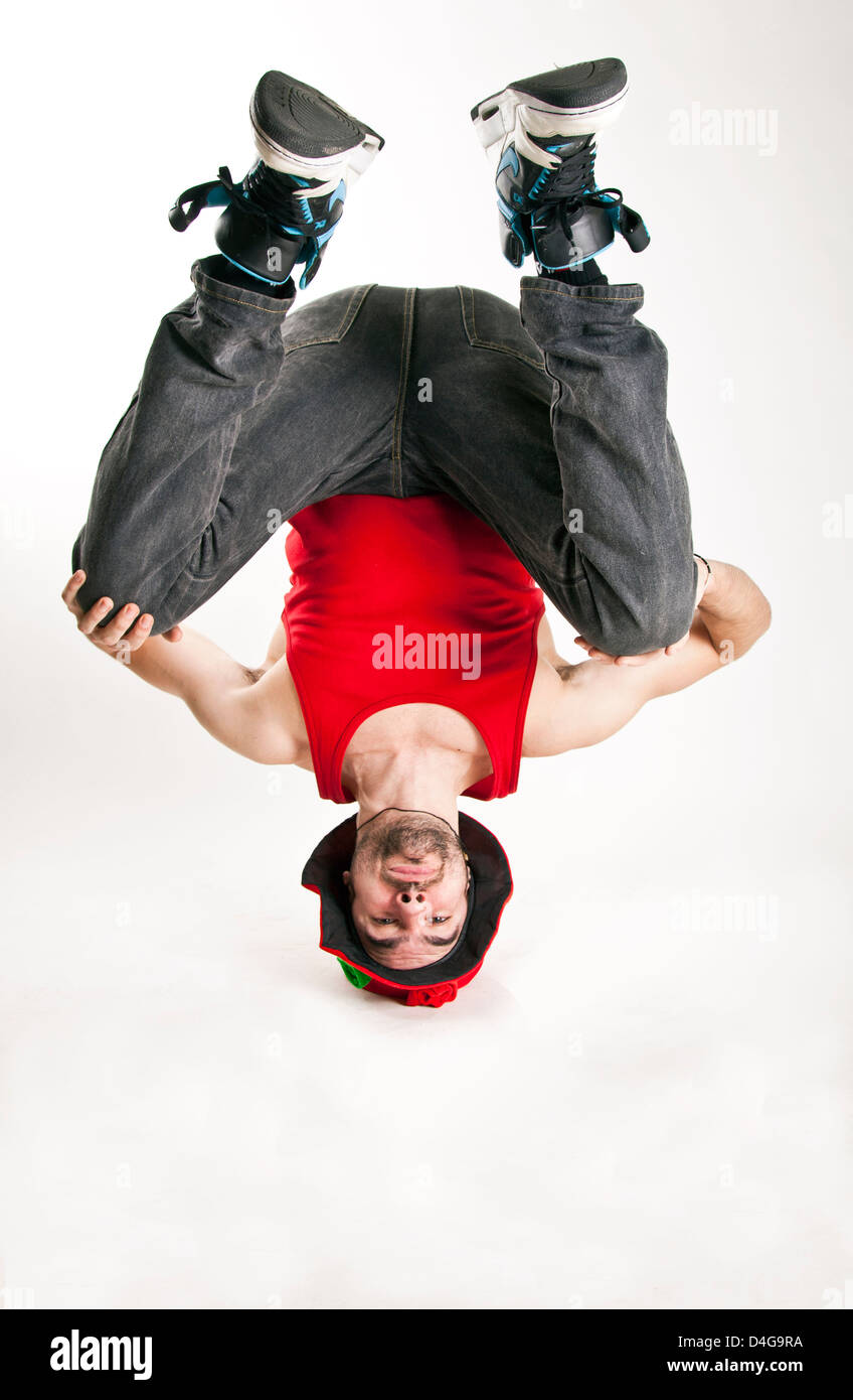 junger Mann Tänzerin Bboy stehen auf dem Kopf im Gleichgewicht Stockfoto