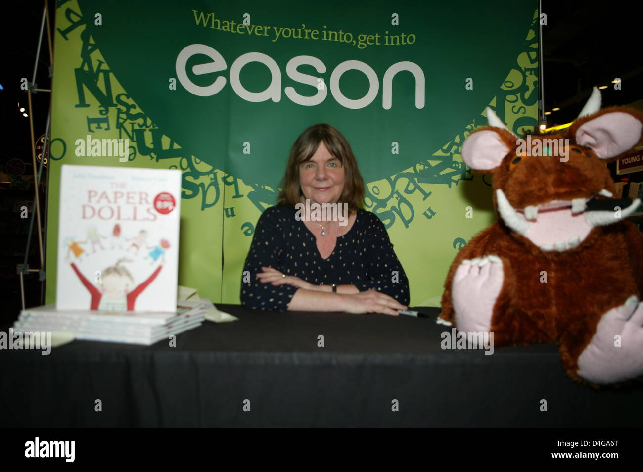 Belfast, Nordirland. 13. März 2013. Autorin Julia Donaldson wurde in Belfast signieren ihre Bücher in ründe Buchhandlung. Stockfoto