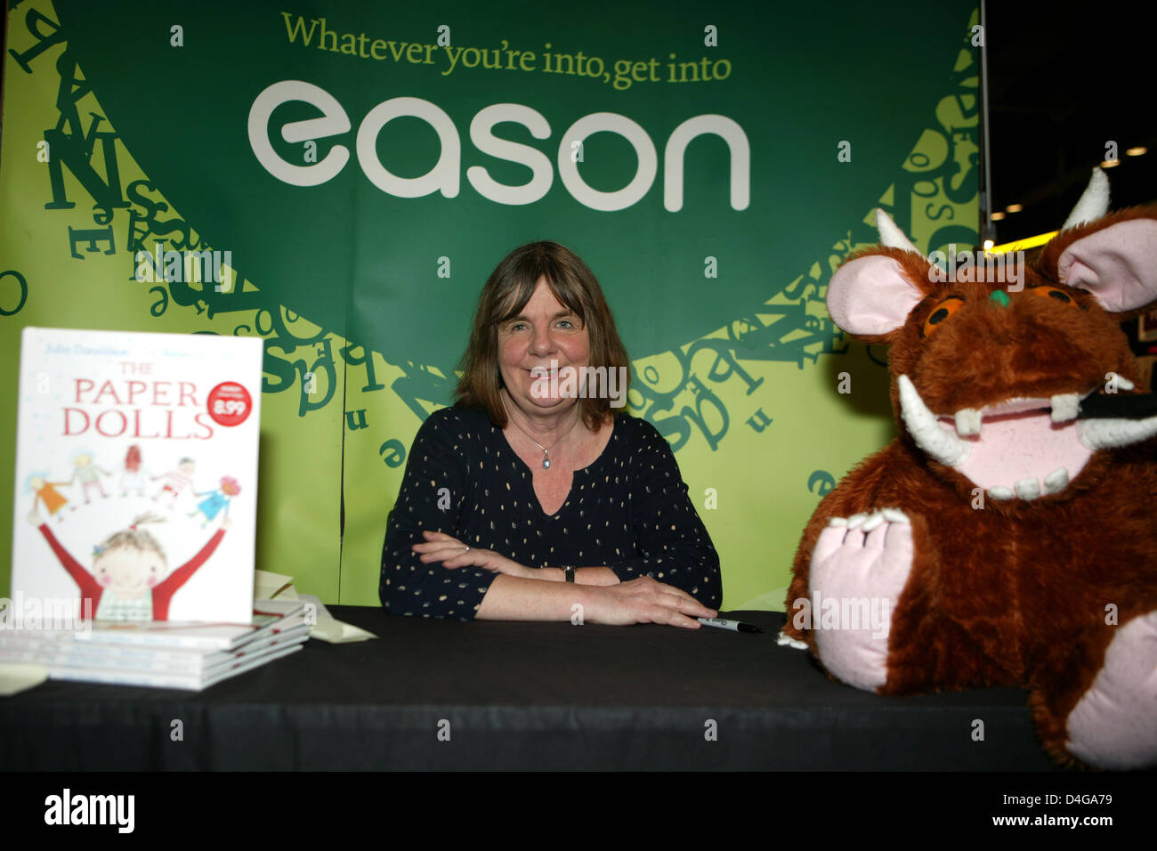 Belfast, Nordirland. 13. März 2013. Autorin Julia Donaldson wurde in Belfast signieren ihre Bücher in ründe Buchhandlung. Stockfoto