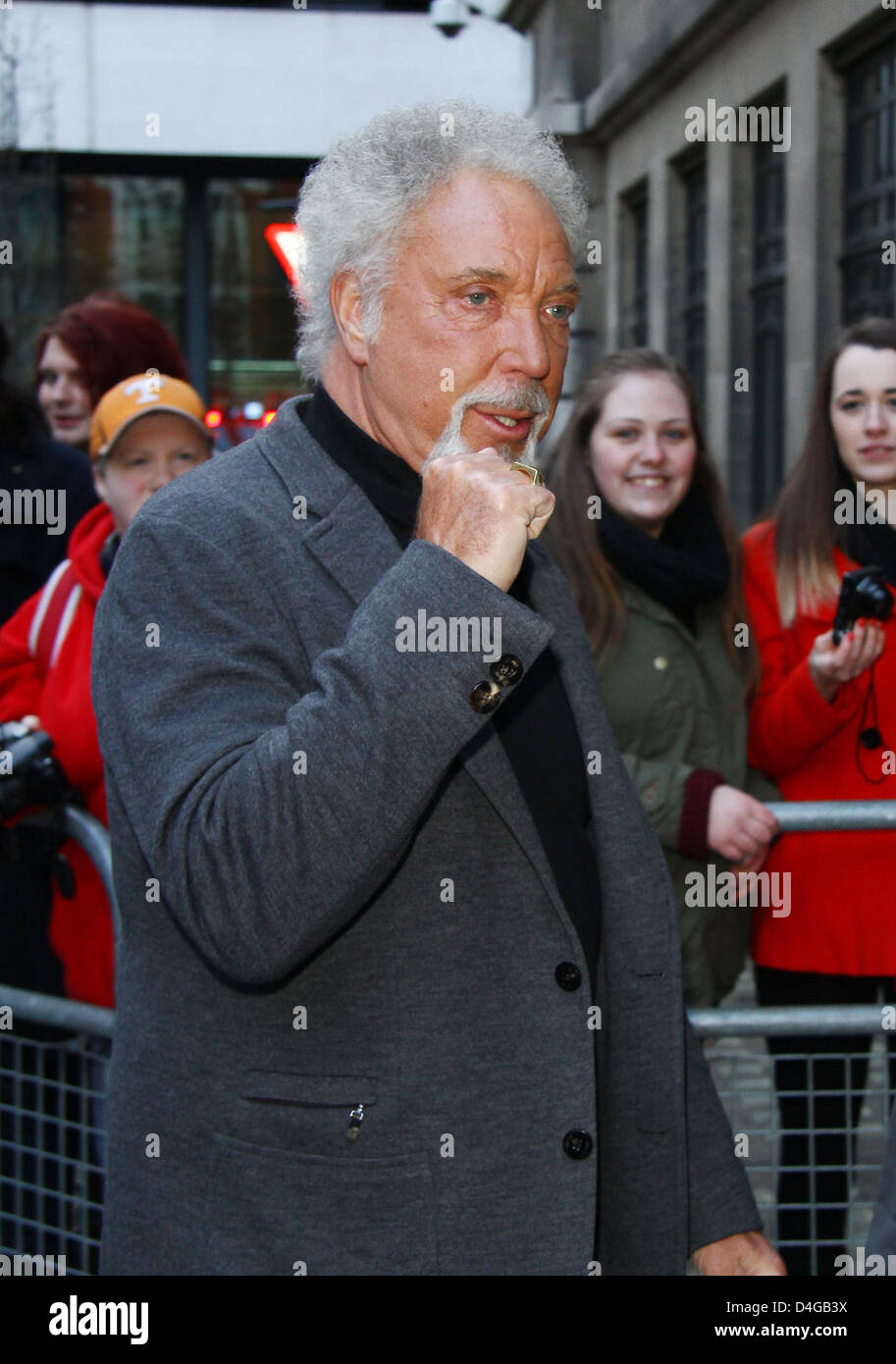 Sir Tom Jones wurde in BBC Radio zwei Studios in London gesehen. Stockfoto