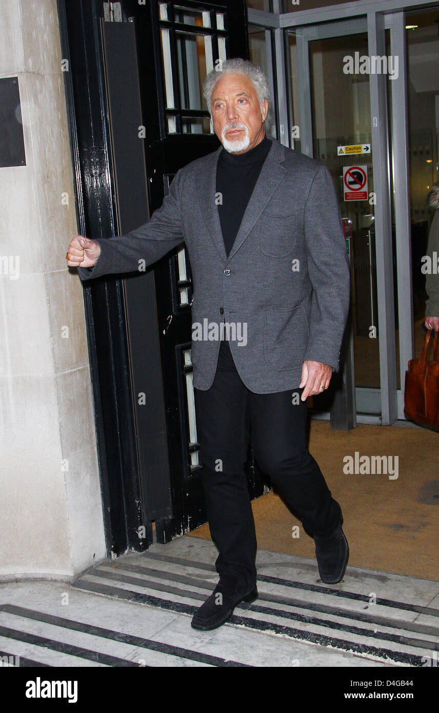 Sir Tom Jones wurde in BBC Radio zwei Studios in London gesehen. Stockfoto