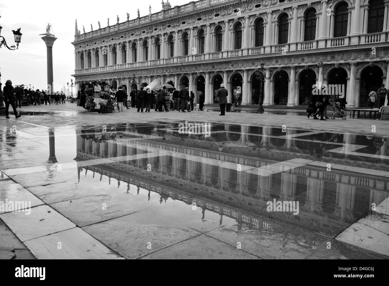 Reflexionen in den Pfützen am Markusplatz quadratisch Venedig Stockfoto