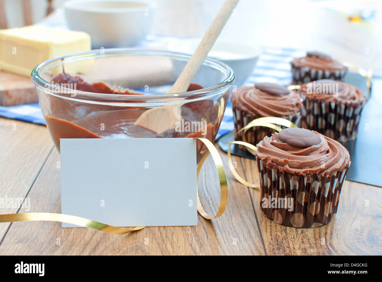 Schokoladen Cupcakes und leere Grußkarte Stockfoto