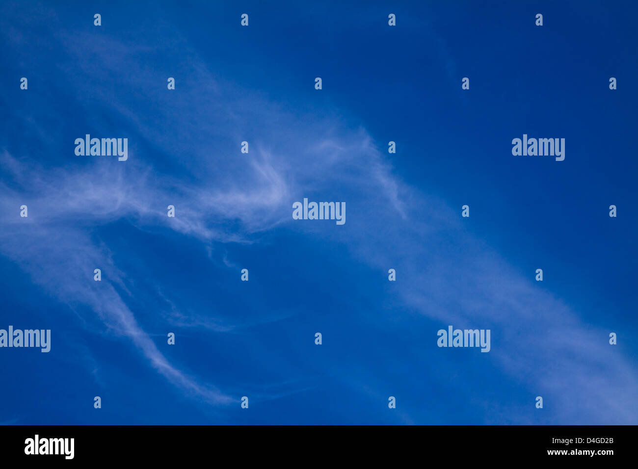 Herrlichen blauen Himmel mit einigen weißen Wolken. Stockfoto
