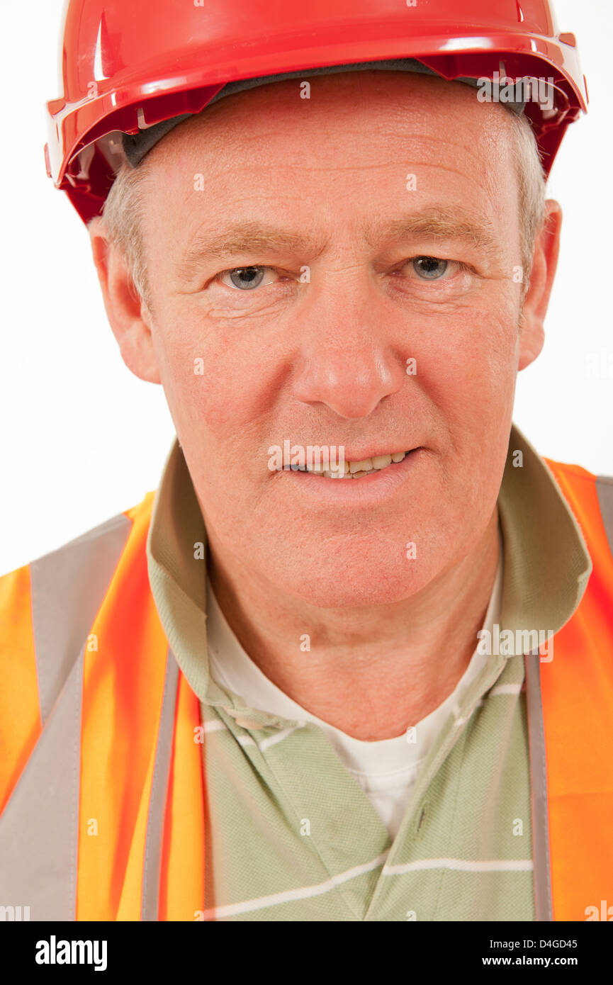 Porträt eines Bauarbeiters tragen einen roten Schutzhelm hautnah und hellen Jacke hi-viz. Stockfoto