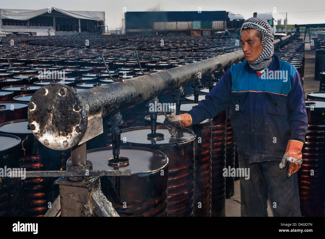 Afghanische Arbeit arbeitet mit lokalen Ölindustrie im Iran Stockfoto