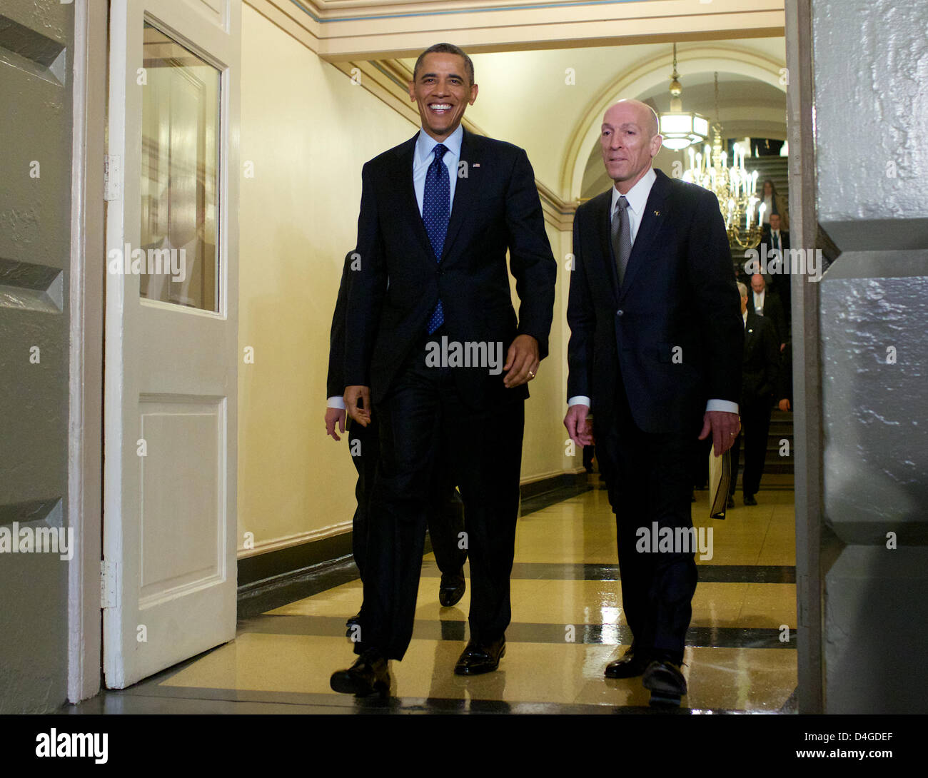 US-Präsident Barack Obama geht mit US Haus Clubmeister Paul D. Irving in das Kapitol in Washington, D.C. auf Mittwoch, 13. März 2013, Republican Conference Chairman im Haus zu treffen. . Bildnachweis: Molly Riley / Pool über CNP Stockfoto