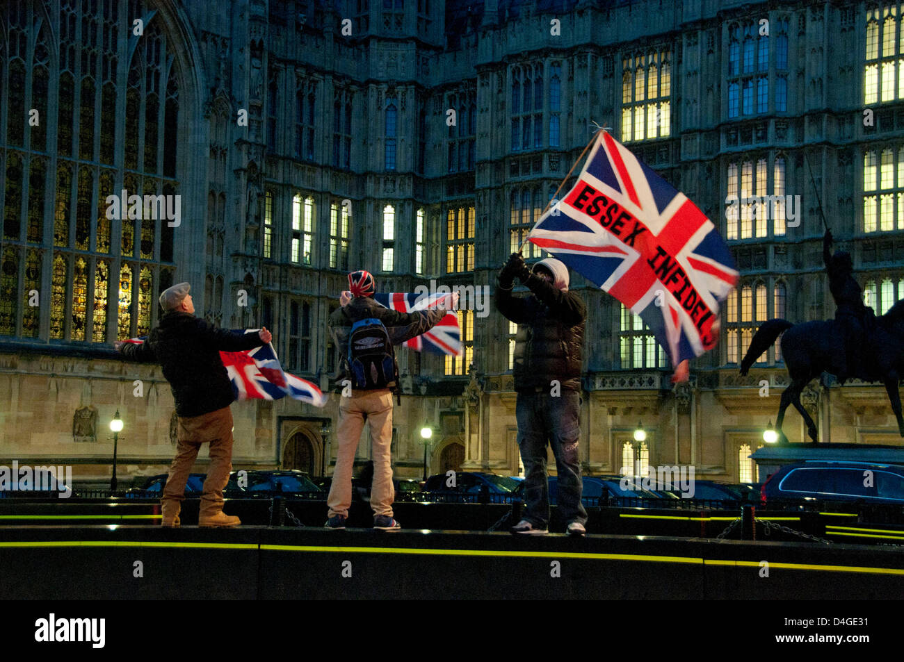 London, UK. 13. März 2013.  Eine Gruppe von 20 Loyalist Demonstranten aus verschiedenen rechtsextremen Organisationen wie der English Defence League, der nationalen Front und der englischen Volunteer Force versammelten Parlament in Solidarität mit Loyalist Flagge oder Fleg Demonstranten in Belfast. Bildnachweis: Pete Maclaine /Alamy Live-Nachrichten Stockfoto