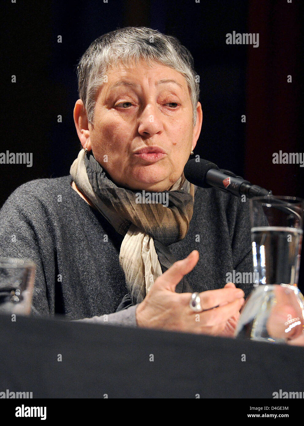 Russische romanautorin lyudmila ulitskaya Fotos und Bildmaterial in