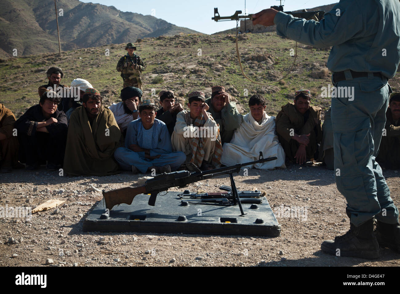 Afghanische Polizei Rekruten erhalten Waffentraining von afghanischen Nationalpolizei mit Sicherheit von Afghan National Army Special Forces 13. März 2013 in der Provinz Helmand, Afghanistan. Afghanische Polizei sind ein wichtiger Bestandteil der Aufstandsbekämpfung Aufwand in entlegenen Gebieten des Landes. Stockfoto