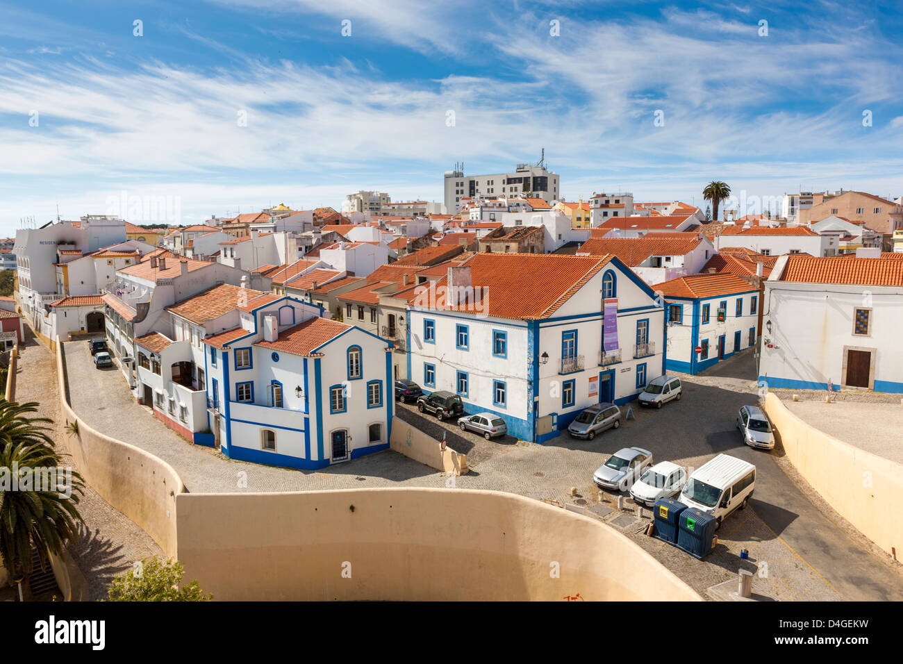 Häuser in der Küstenstadt Sines, Alentejo, Portugal, Europa. Stockfoto