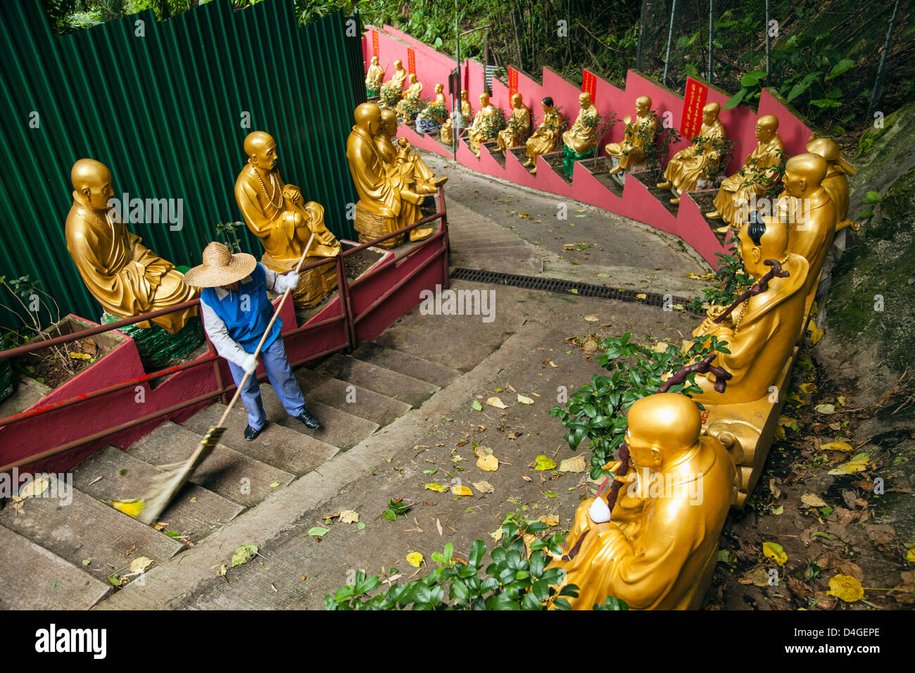 Ein Arbeiter kehren die Schritte bei 10.000 Buddhas Kloster, New Territories, Hong Kong, China, Asien. Stockfoto Ein Arbeiter kehren die Schritte bei 10.000 Buddhas Kloster, New Territories, Hong Kong, China, Asien. Stockfoto