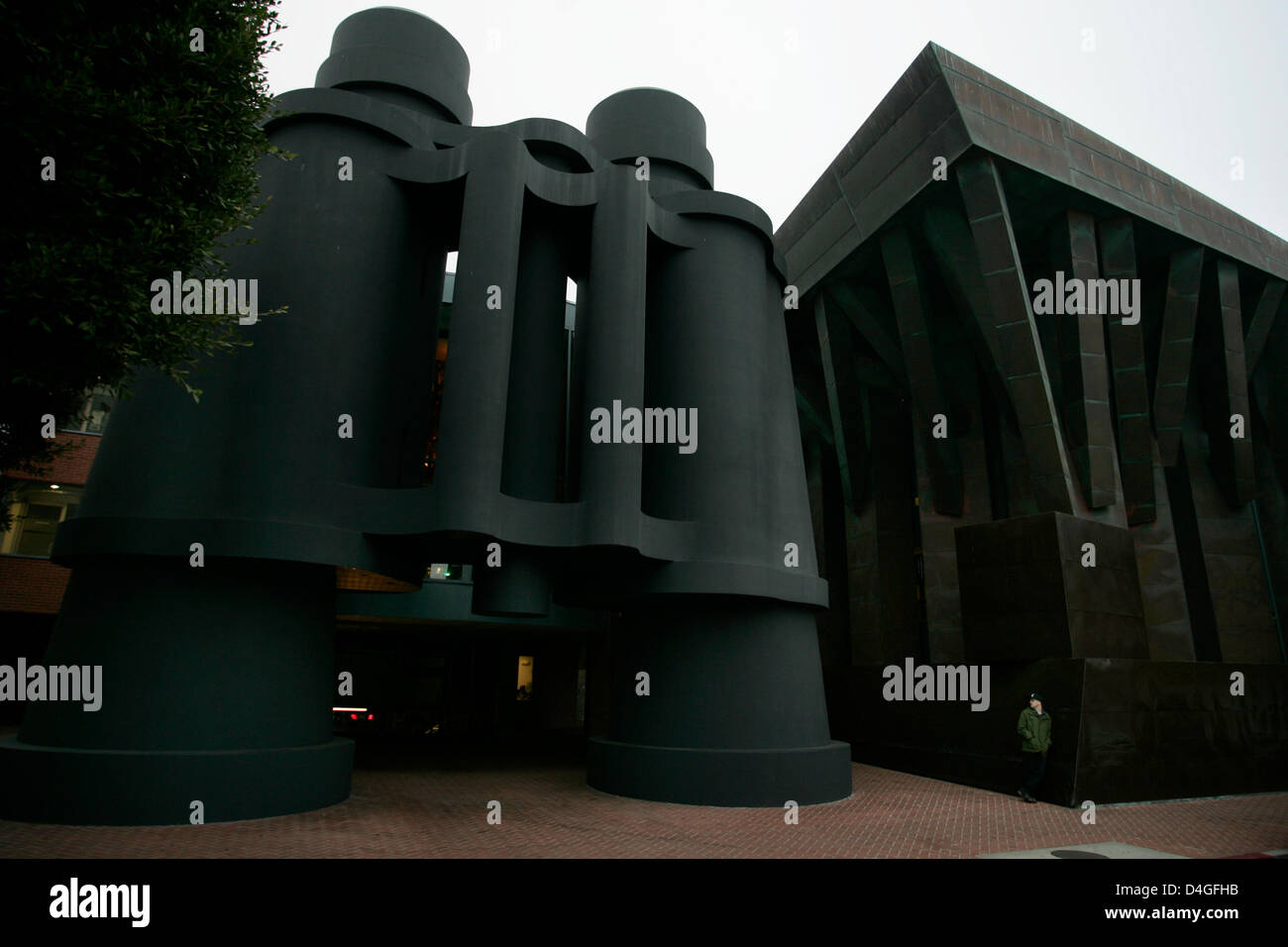 4. Februar 2013 - Venice Beach, Kalifornien, befindet sich in US - Google Inc. Campus der Frank Gehry entworfen binokularen Gebäude in Venice, Kalifornien. Venedigs Rose Avenue durchläuft eine Gentrifizierung, nachdem Google Inc. einen Campus in der Nähe eröffnete und der Strand jetzt bezeichnet als Silicon Beach ist. (Kredit-Bild: © Jonathan Alcorn/ZUMAPRESS.com) Stockfoto