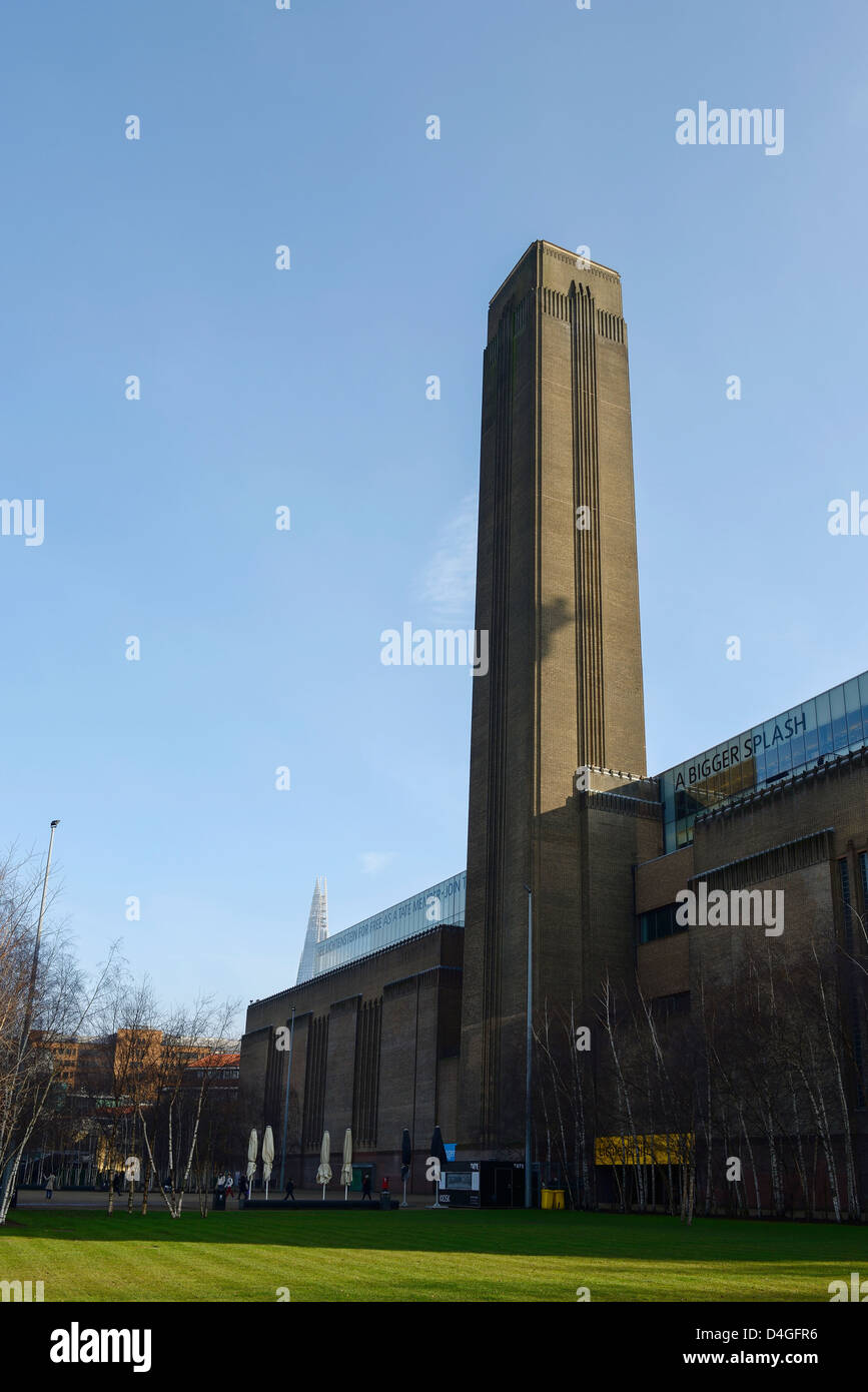 Tate Modern mit The Shard im Hintergrund London UK Stockfoto