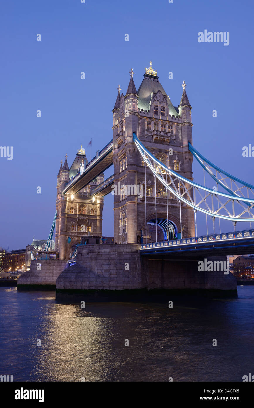 Tower Bridge bei Nacht London UK Stockfoto