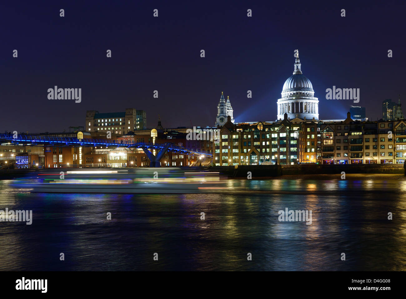 St Pauls Cathedral und die Millennium Brücke überquert den Fluss Themse London UK Stockfoto