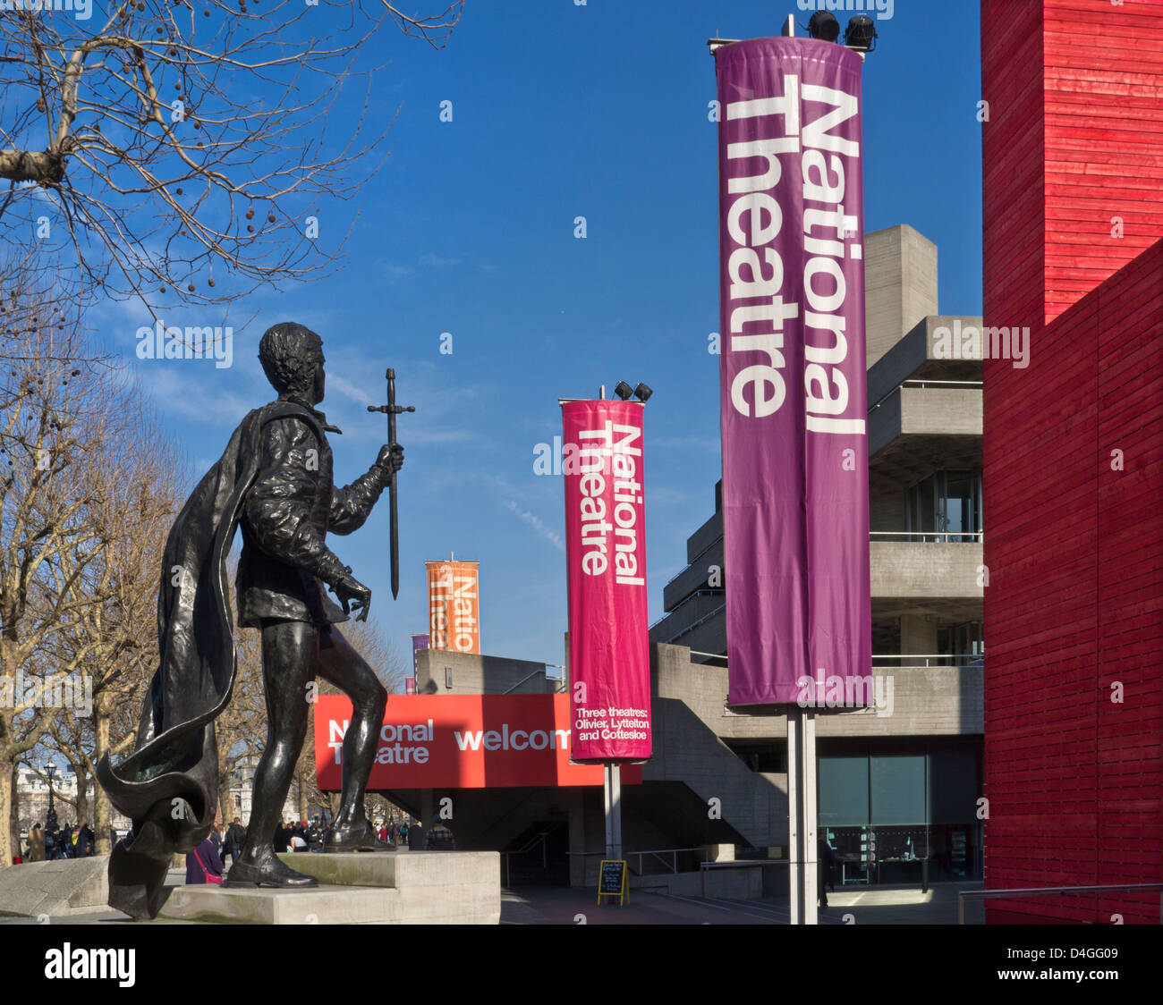 Nationaltheater und Bronze Statue von Lord Laurence Olivier im Frühjahr South Bank Fluss Themse London UK Stockfoto