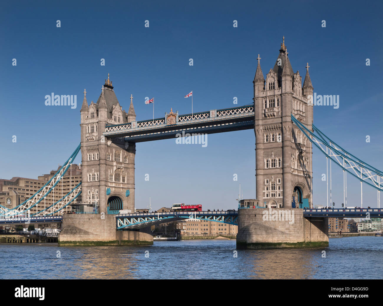 Tower Bridge und die Themse angesehen von der Königin Spaziergang am Südufer Gehweg Southwark London UK Stockfoto