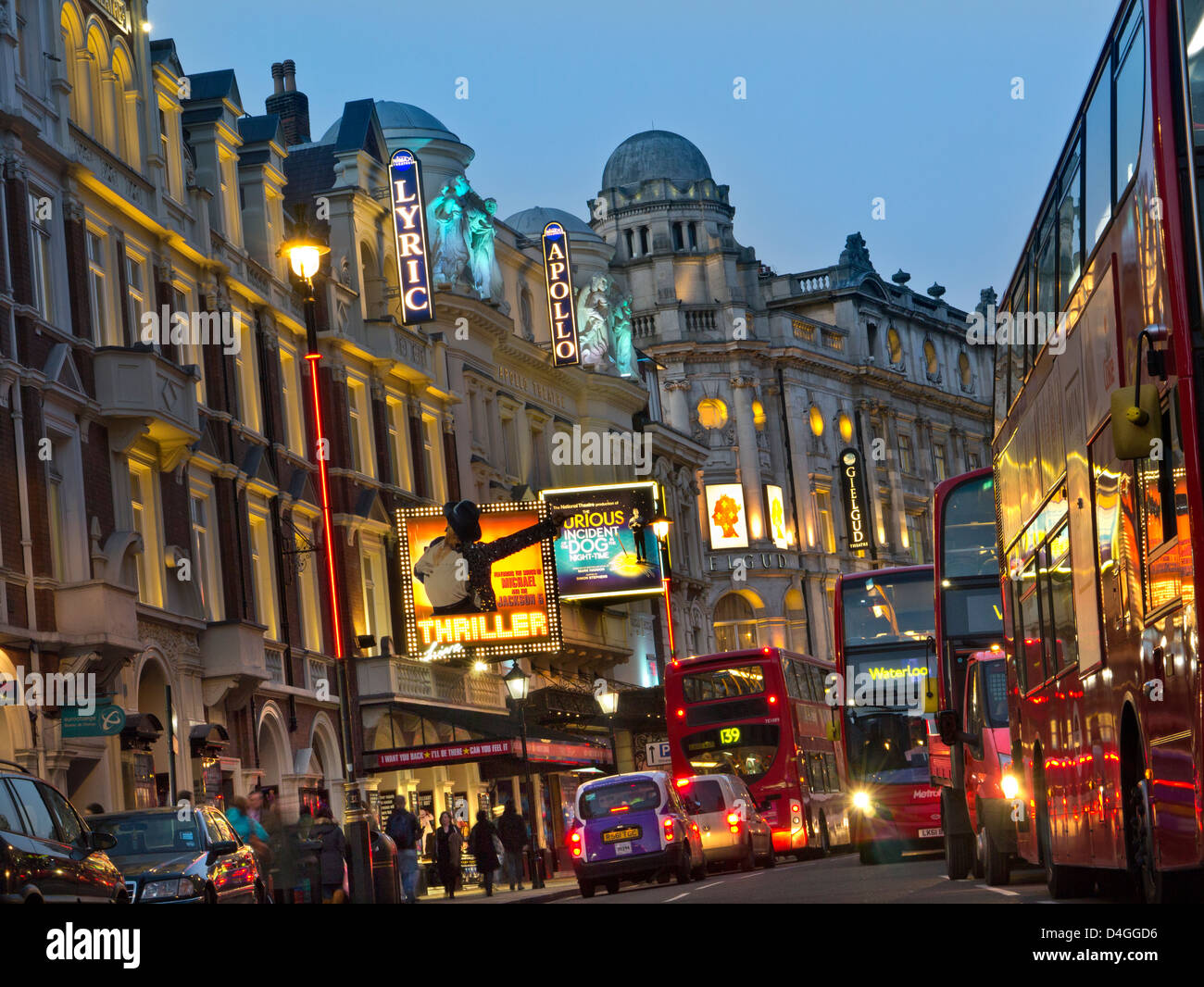 Theatreland mit roten Busse in Shaftesbury Avenue West End London UK Stockfoto