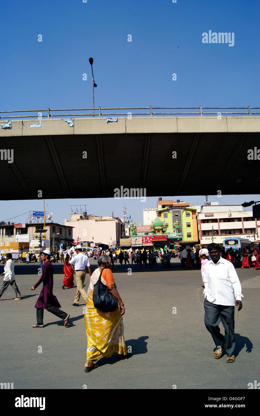 Bangalore-Menschen am verkehrsreichsten Bangalore City Market Road unter der Überführung Brücke und Entfernung Stadtbild Bauten Stockfoto