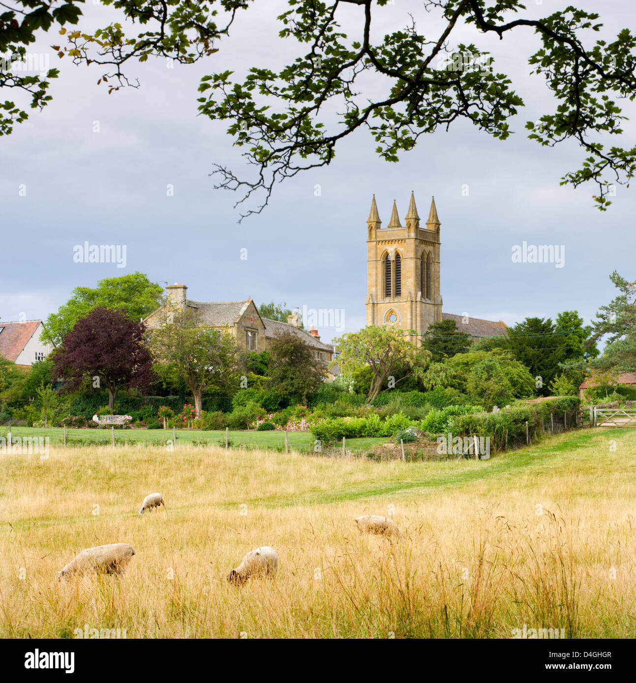 Ländlichen Bereich mit Blick auf St. Michaels Church in den Cotswolds Dorf Broadway, Worcestershire, England. Sommer (Juli) 2010. Stockfoto