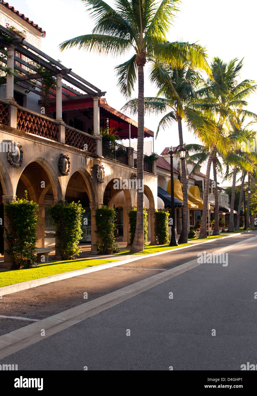 Die Palmen gesäumten Straße von Worth Avenue, West Pam Beach Florida Stockfoto