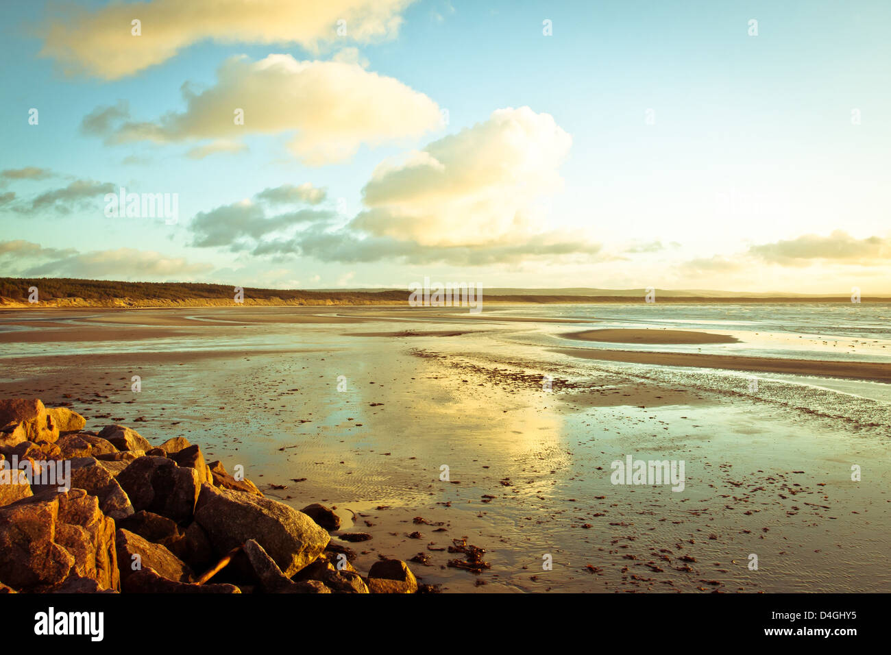Bei Ebbe am Strand von Burghead in Schottland Stockfoto